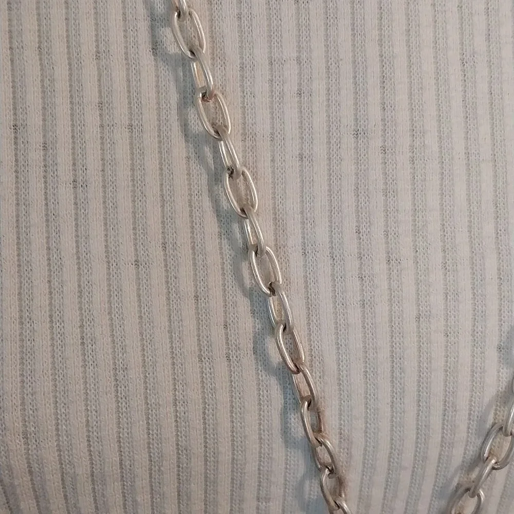 2951 Plunder Long Gold Link Chain With A Gold Yarn Embellished Pendent. - Picture 4 of 7